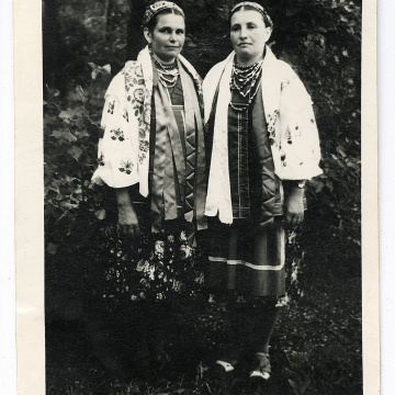 Дві жінки у народному вбранні