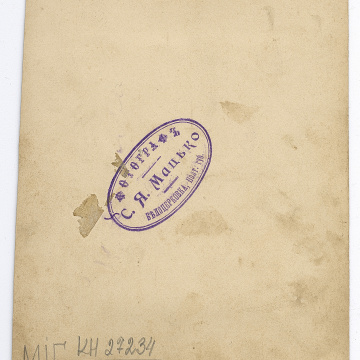 Дві жінки у народному вбранні та чоловік