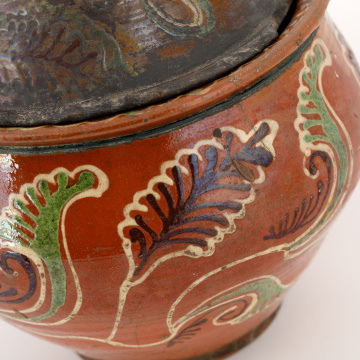 Makitra (bowl) with a lid