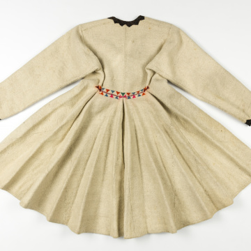 Svyta (embroidered women's coat made of white cloth)