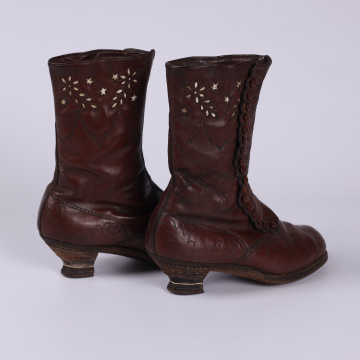 Button boots