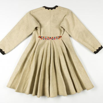 Svyta (embroidered women's coat made of white cloth)