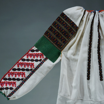 Women's embroidered shirt