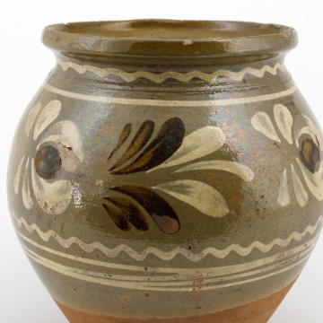 Pot with a handle