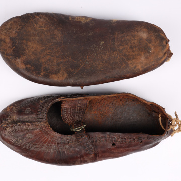 Postoly (women's boots) decorated with embossing