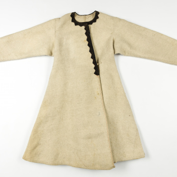 Svyta (embroidered women's coat made of white cloth)