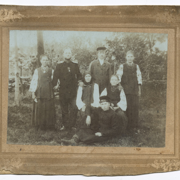 Чотири жінки у народному вбранні та троє чоловіків