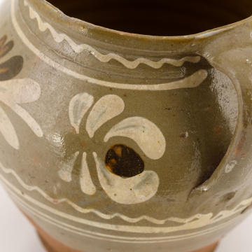 Pot with a handle