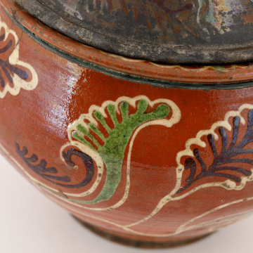 Makitra (bowl) with a lid