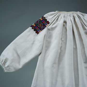 Children's embroidered shirt
