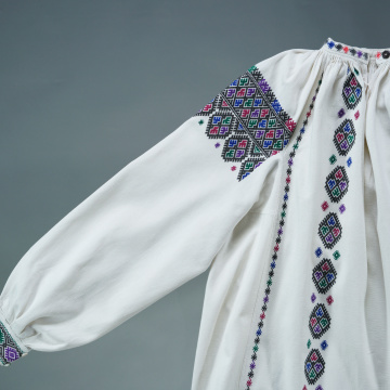 Women's embroidered shirt