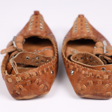 Postoly (women's boots) decorated with tin rings - kapsli