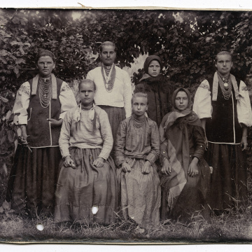 Група молодих жінок, дві у народному вбранні