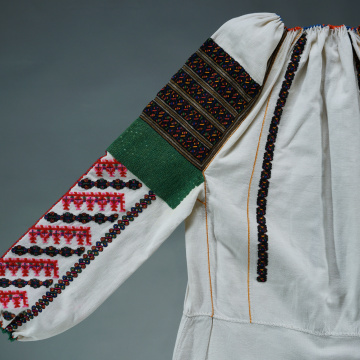 Women's embroidered shirt
