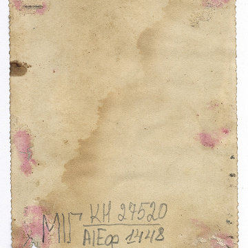 Чоловік з дівчинкою на руках та дві жінки у народному вбранні