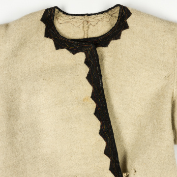 Svyta (embroidered women's coat made of white cloth)