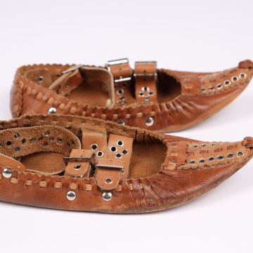 Postoly (women's boots) decorated with tin rings - kapsli