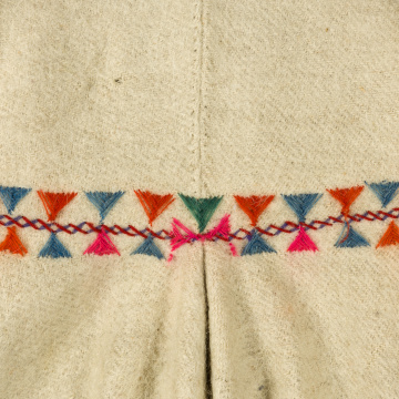 Svyta (embroidered women's coat made of white cloth)