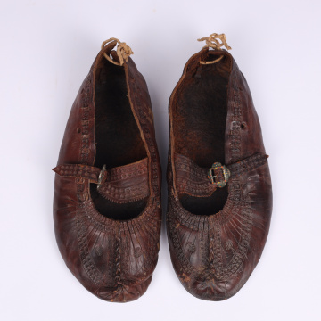 Postoly (women's boots) decorated with embossing
