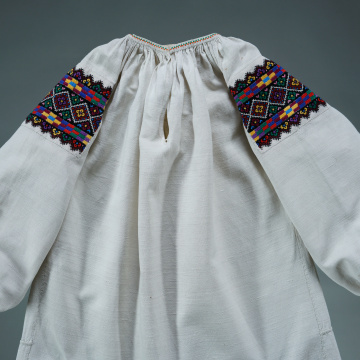 Children's embroidered shirt