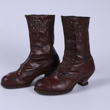 Button boots
