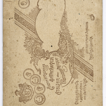 Чоловік та дві жінки у народному вбранні