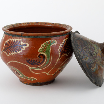 Makitra (bowl) with a lid