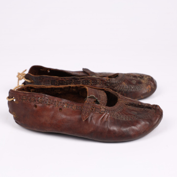 Postoly (women's boots) decorated with embossing
