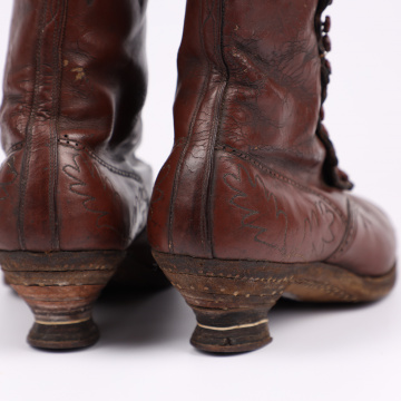 Button boots