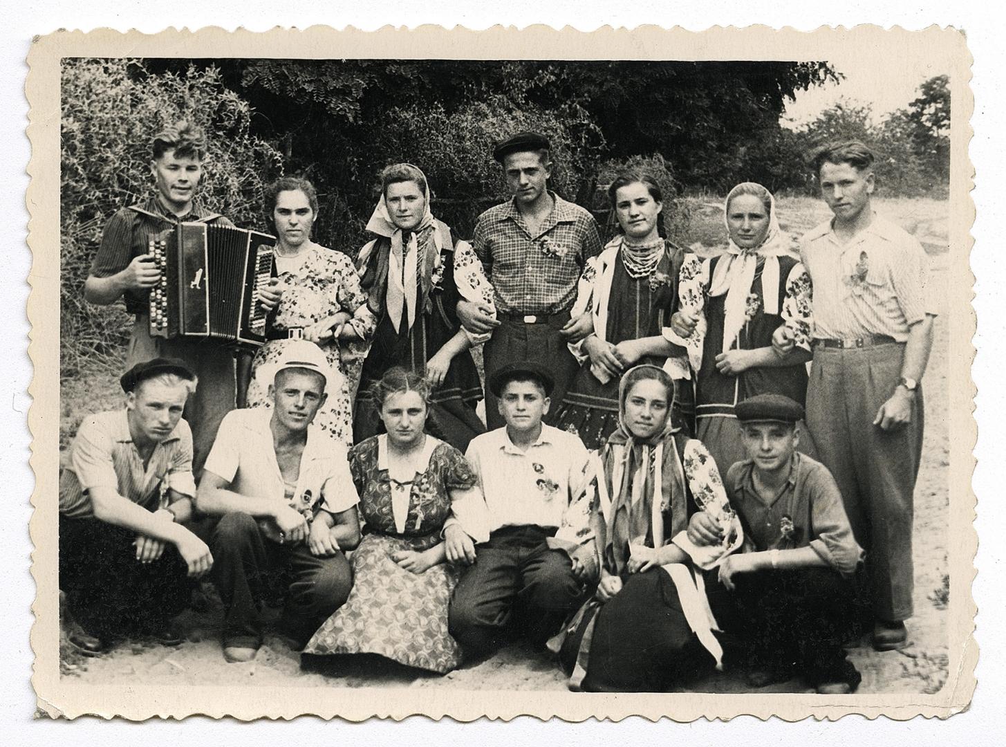 Групове фото молоді з баяністом