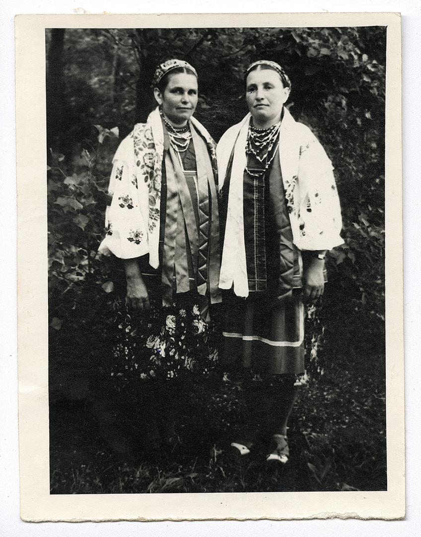 Дві жінки у народному вбранні