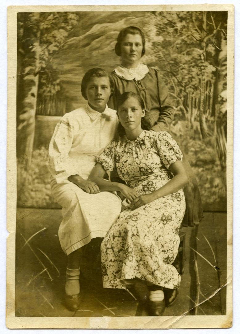 Фото. Троє дівчат у святкових сукнях