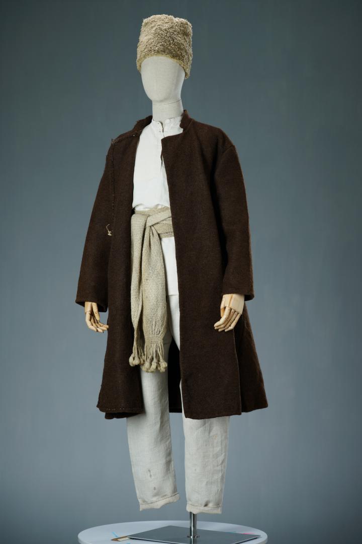Men's casual attire