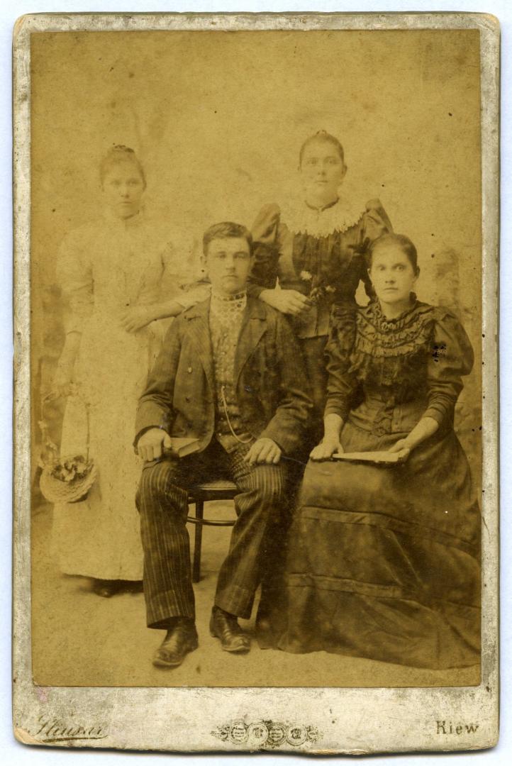 Фото. Чоловік у вишитій сорочці та дівчата у міщанському вбранні