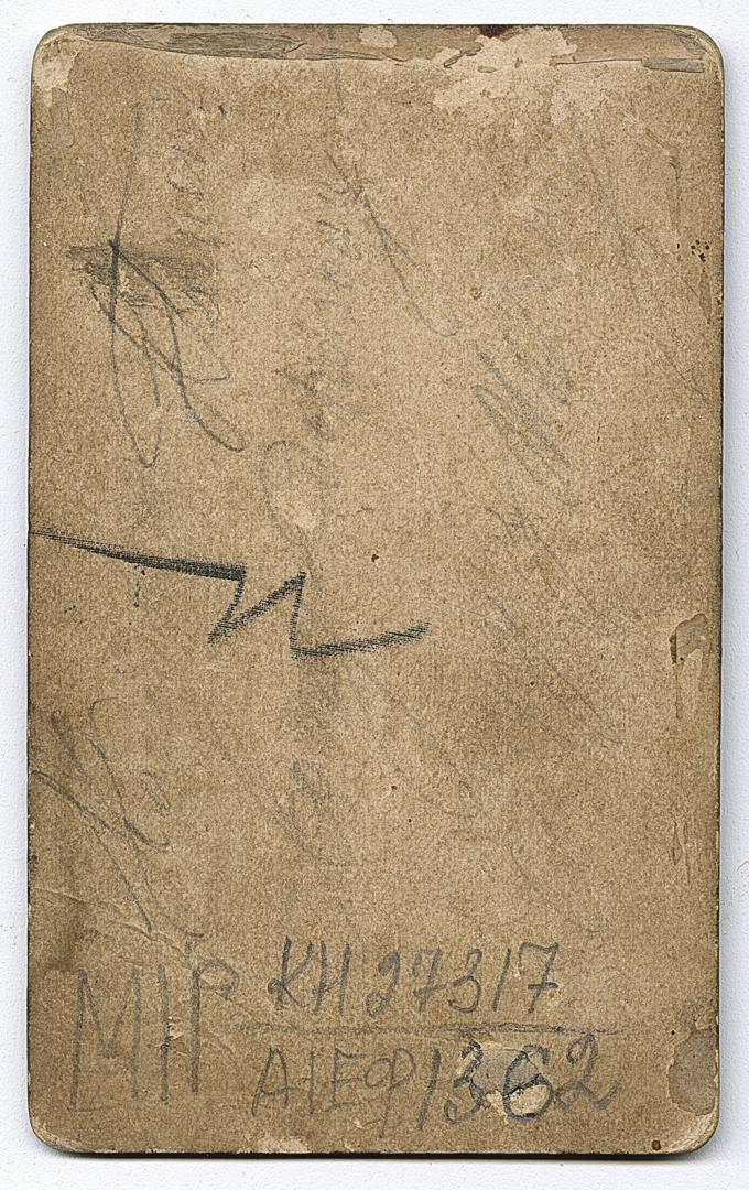 Жінка у народному вбранні та чоловік у вишитій сорочці