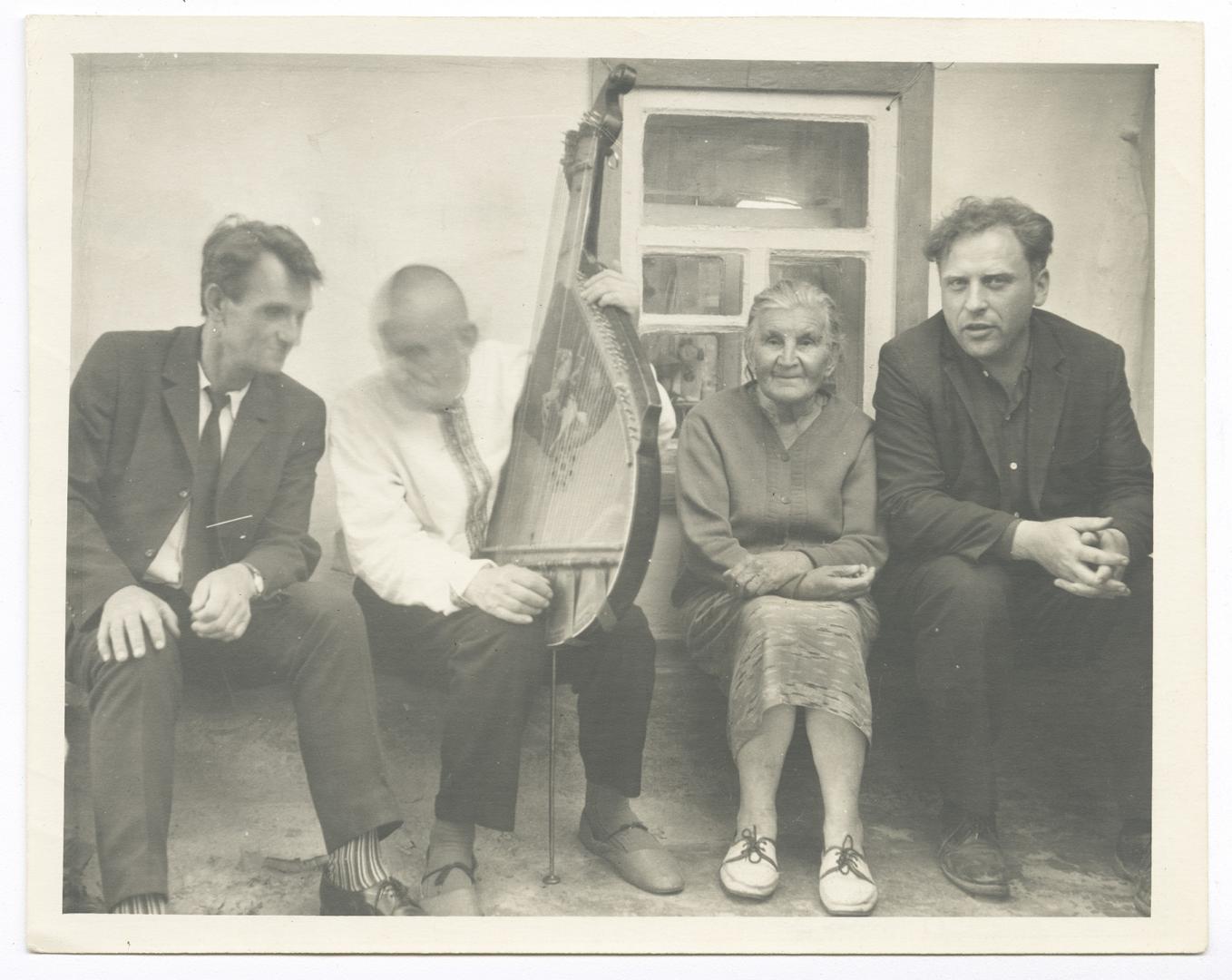 Під хатою кобзаря Євгена Адамцевича