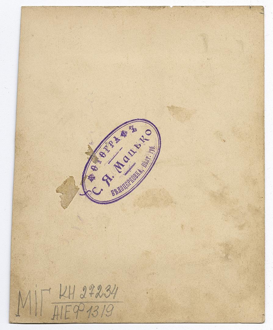 Дві жінки у народному вбранні та чоловік