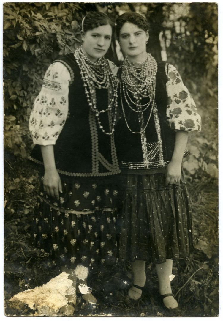 Фото. Дівчата в народному вбранні
