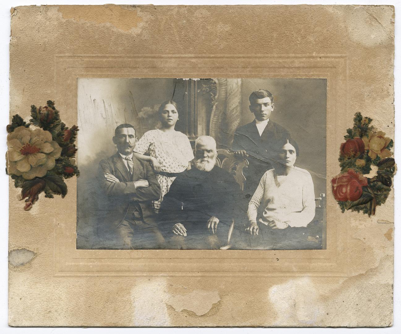 Родина у міщанському вбранні