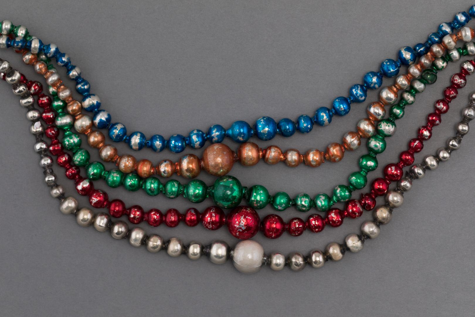 Glass necklace 'luskavky'