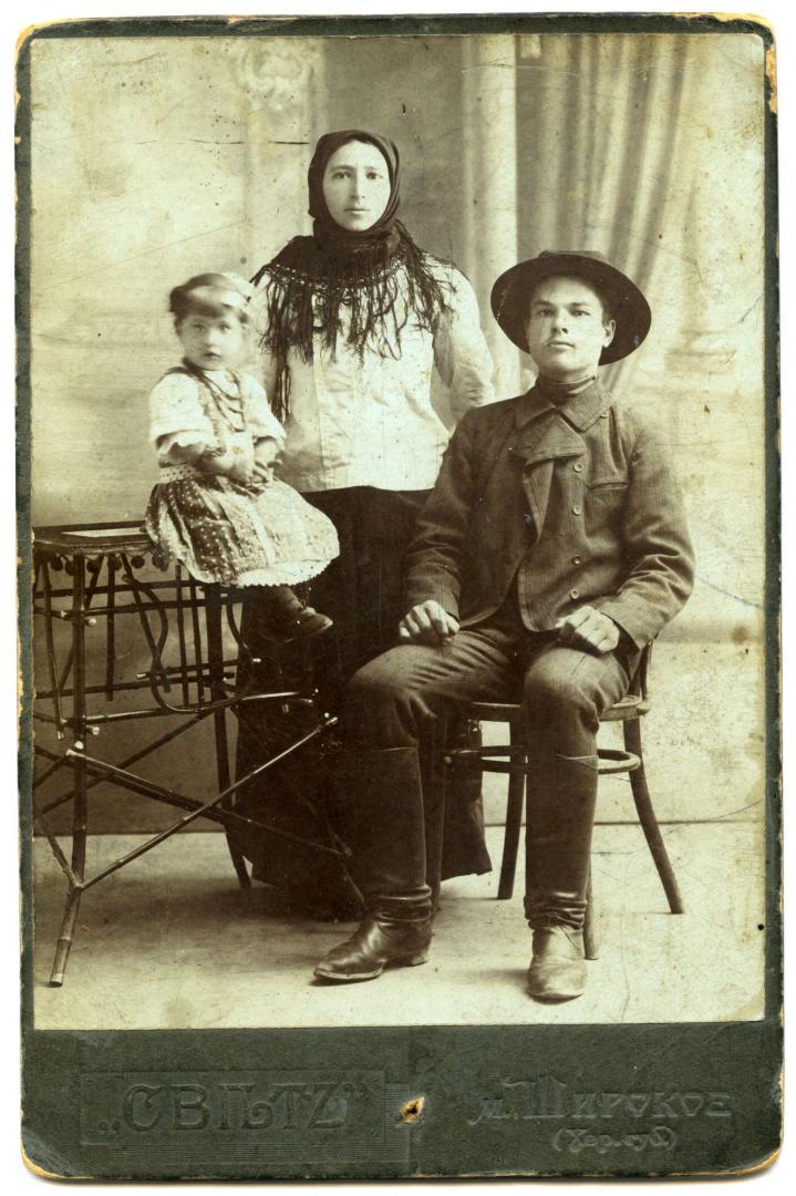 Фото. Чоловік, молодиця та дівчинка у міщанському вбранні