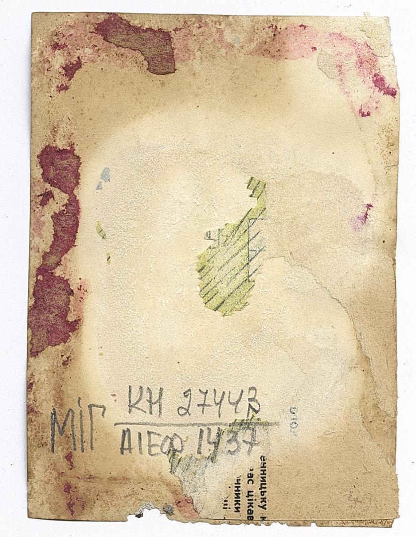 Троє дівчат у народному вбранні