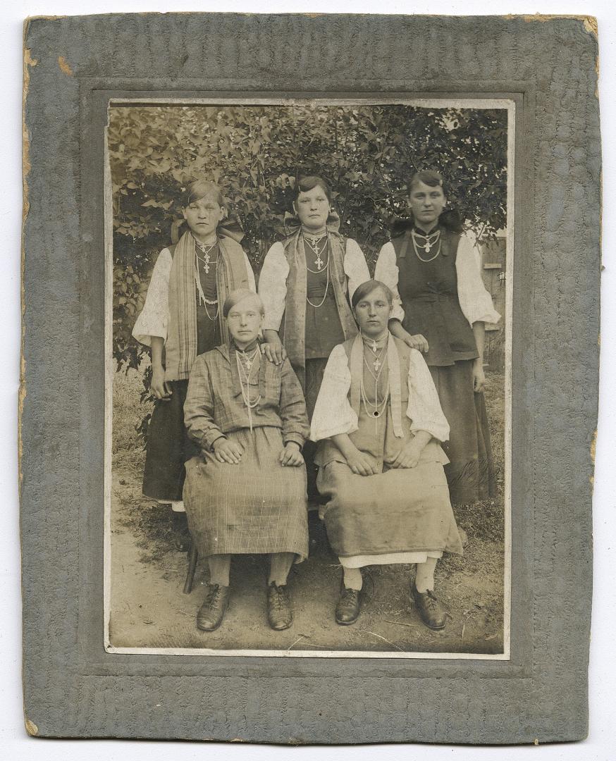 Група дівчат, четверо у народному вбранні