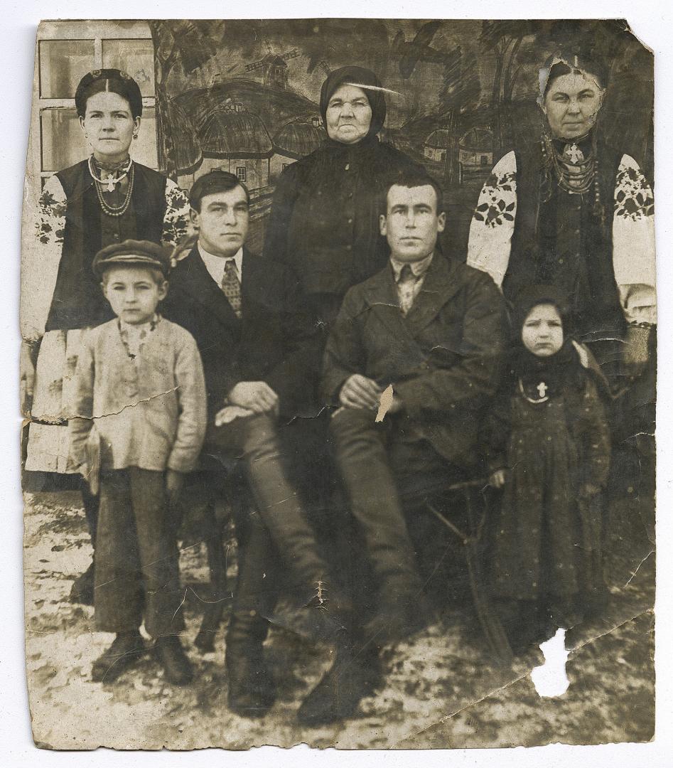 Діти та троє жінок, двоє у традиційному вбранні