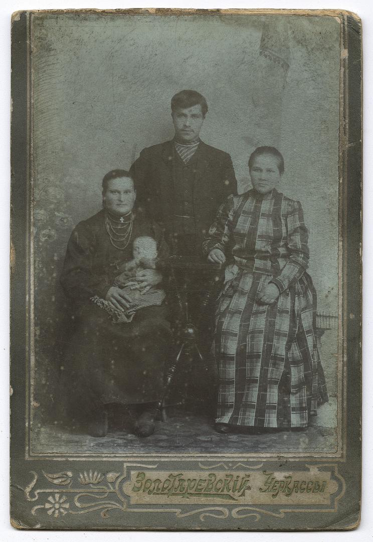 Дві жінки, одна з дитиною на руках, і чоловік