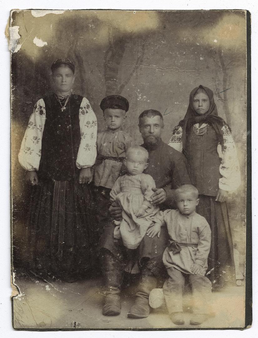 Жінка та дівчинка у народному вбранні