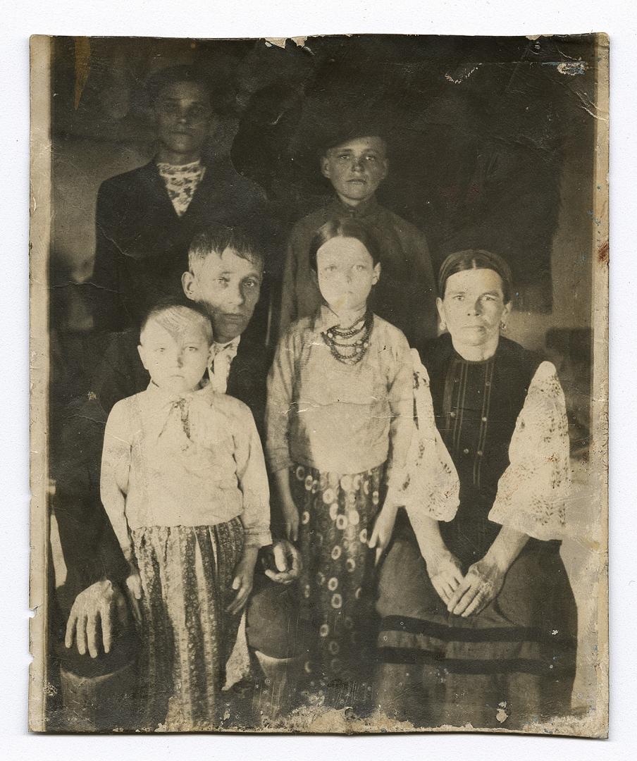 Дві дівчини, одна у народному вбранні