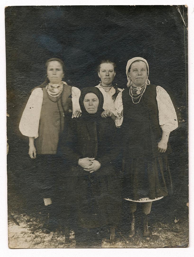 Три жінки та дівчина у народному вбранні