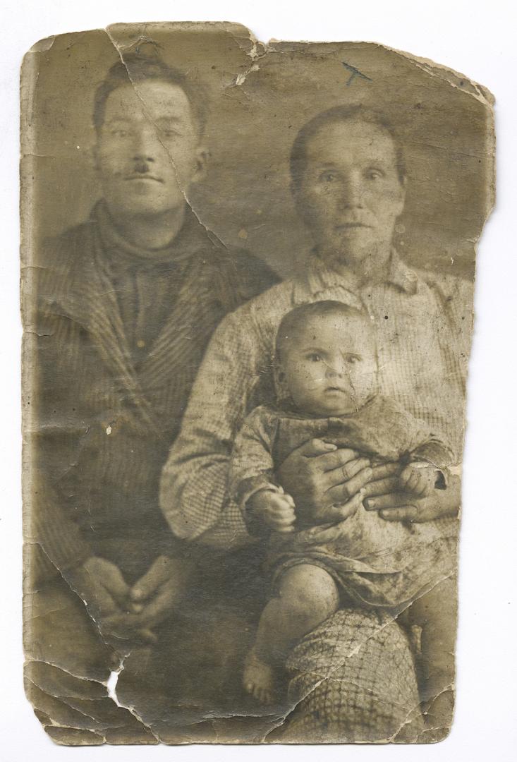 Родинне фото. Чоловік та жінка із дівчинкою на руках