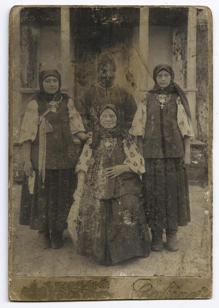 Три жінки та чоловік у народному вбранні